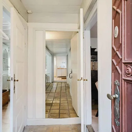 Historic Townhouse In The Heart Of Эрёскёбинг