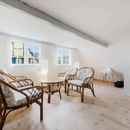 Вилла Historic Townhouse In The Heart Of Эрёскёбинг